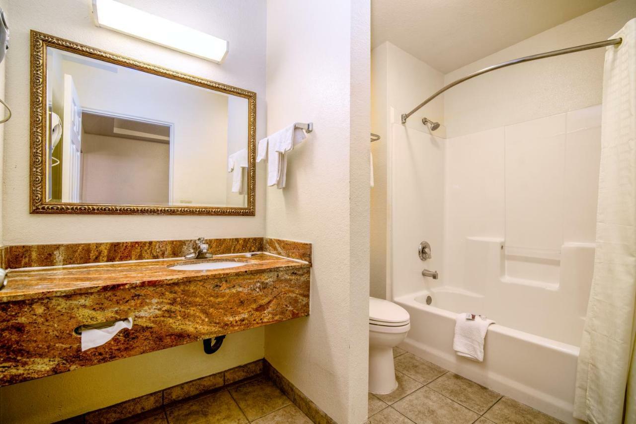 Regency Inn & Suites Дауни Экстерьер фото